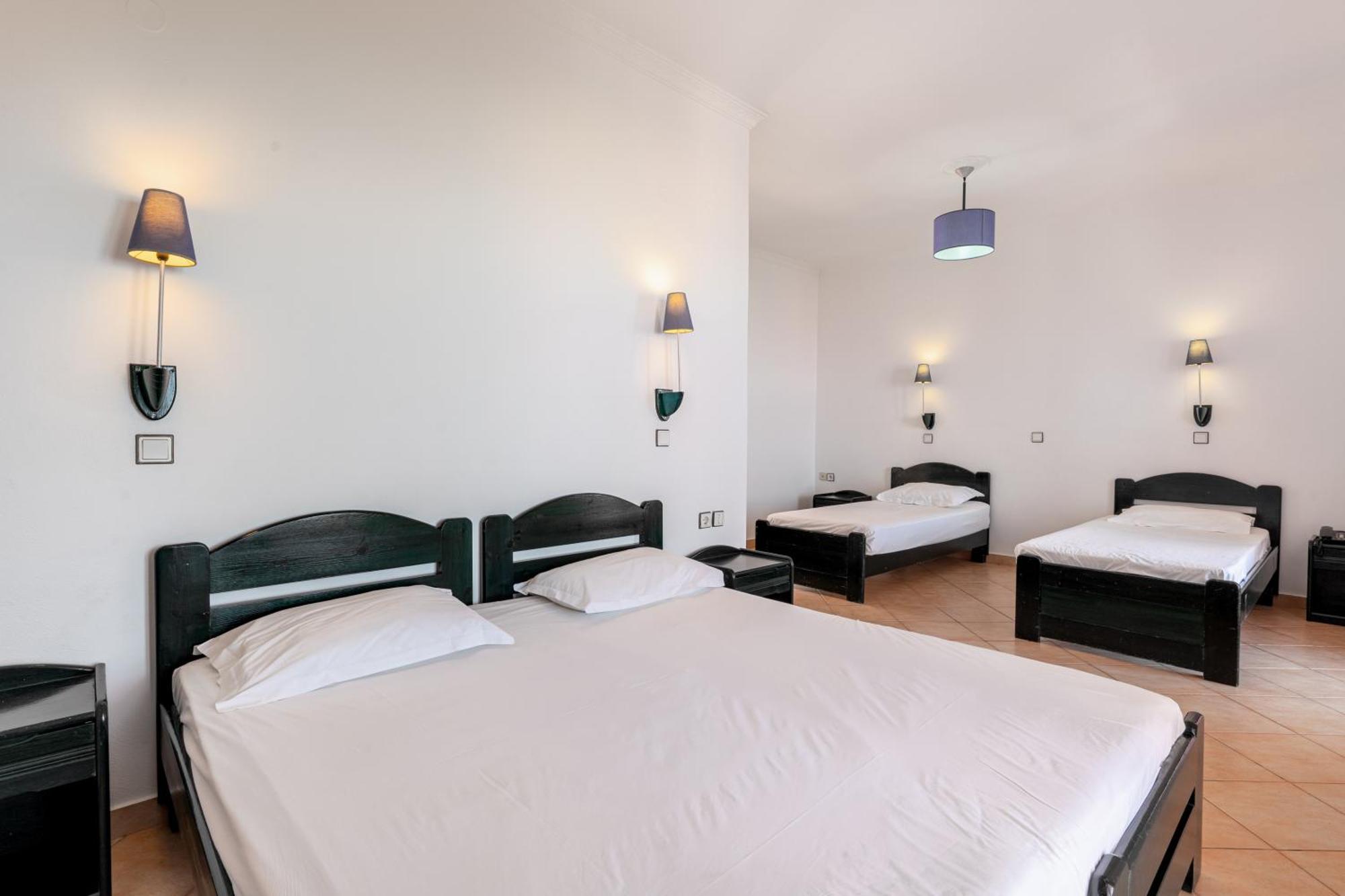 The Pink Palace Hostel Agios Gordios  Room photo